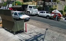 Imagem ilustrativa da imagem Caminhão desgovernado bate em oito veículos em Goiânia