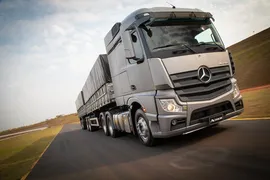 Imagem ilustrativa da imagem Mercedes-Benz Actros 2020: O caminhão que freia sozinho