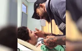 Imagem ilustrativa da imagem Tatuador de Goiás posta video maquiando esposa tetraplégica e viraliza nas redes sociais