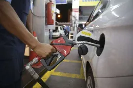 Imagem ilustrativa da imagem Redução de preço da gasolina poderia ser maior para atingir paridade, diz Abicom