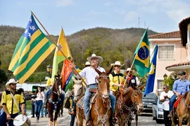 Imagem ilustrativa da imagem Ronaldo Caiado comemora aniversário com cavalgada em Goiânia