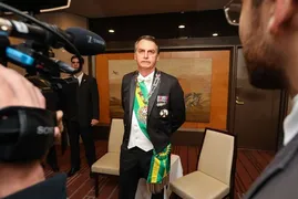 Imagem ilustrativa da imagem Bolsonaro "desiste" de fazer Eduardo embaixador