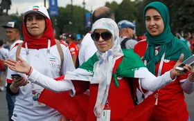 Imagem ilustrativa da imagem Iranianas assistem 1° partida da seleção do país em 40 anos