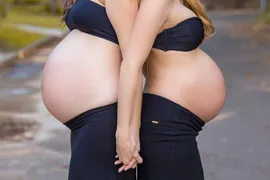 Imagem ilustrativa da imagem Duas irmãs grávidas