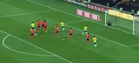 Imagem ilustrativa da imagem Com gol de falta, Brasil encerra o ano com vitória