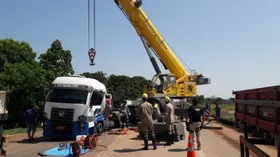 Imagem ilustrativa da imagem Motorista de caminhão morre após ser atingido pela carga que transportava, em Uruaçu