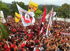 Imagem ilustrativa da imagem Torcida faz festa antes de embarque do Flamengo para final da Libertadores