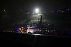 Imagem ilustrativa da imagem Avião derrapa ao pousar e se parte em três pedaços na Turquia