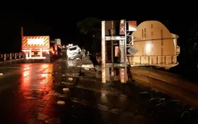 Imagem ilustrativa da imagem Caminhão bitrem fica pendurado após batida em ponte na BR-452 de Santa Helena de Goiás