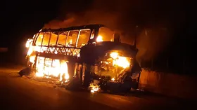 Imagem ilustrativa da imagem BR-060 é interditada após ônibus pegar fogo na rodovia