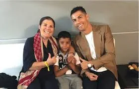 Imagem ilustrativa da imagem Mãe de Cristiano Ronaldo  passa mal e é internada com suspeita de AVC