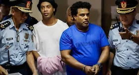 Imagem ilustrativa da imagem Ronaldinho é investigado por ligação ao crime organizado