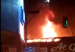 Imagem ilustrativa da imagem Incêndio na avenida 24 de outubro atinge duas lojas