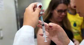 Imagem ilustrativa da imagem Saúde prevê início de vacinação nas capitais de '3 a 5 dias' após aval da Anvisa
