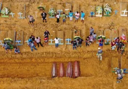 Imagem ilustrativa da imagem Manaus registra mais de 140 enterros em 24h e família é obrigada a enterrar o próprio pai