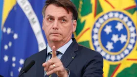 Imagem ilustrativa da imagem "Atitude arriscada, mas necessária", diz Bolsonaro sobre reabertura de lojas
