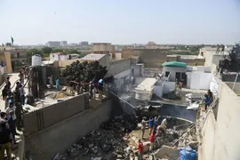 Imagem ilustrativa da imagem Avião comercial cai em bairro populoso, no Paquistão