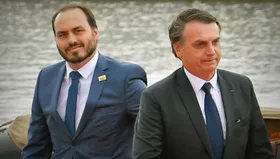 Imagem ilustrativa da imagem Pedido para apreensão dos celulares de Jair Bolsonaro e Carlos Bolsonaro é enviado à PGR