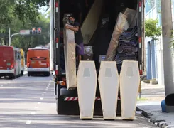 Imagem ilustrativa da imagem Manaus recebe 300 caixões para atender a demanda