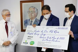 Imagem ilustrativa da imagem Marília Mendonça e Mesa Brasil Sesc realizam entrega de R$ 100 mil ao Hospital Araújo Jorge