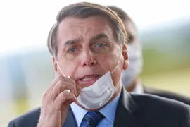 Imagem ilustrativa da imagem Bolsonaro deverá usar máscara em espaços públicos por determinação da Justiça