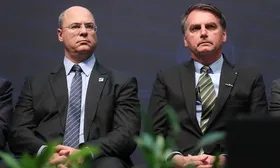 Imagem ilustrativa da imagem Bolsonaro diz a apoiador que não vai conversar com Witzel e ironiza governador