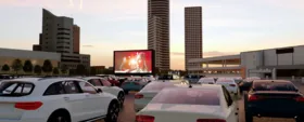 Imagem ilustrativa da imagem Tela equivalente a prédio de sete andares é destaque do cine 'Drive-Gyn'
