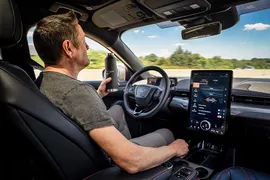 Imagem ilustrativa da imagem Ford Mustang Mach-E vai estrear tecnologia que dispensa as mãos no volante
