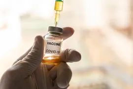 Imagem ilustrativa da imagem UE fecha compra de 300 milhões de doses de futura vacina da AstraZeneca