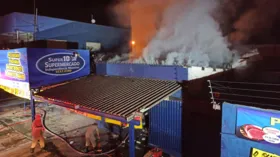 Imagem ilustrativa da imagem Incêndio atinge depósito de supermercado, em Aparecida de Goiânia
