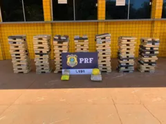 Imagem ilustrativa da imagem PRF apreende mais de 200 kg de maconha, em Jataí