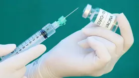 Imagem ilustrativa da imagem Teste de vacina deve ser feito entre idosos e minorias étnicas, defende especialista