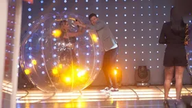 Imagem ilustrativa da imagem Por coronavírus, Record coloca dançarinas do 'Hora do Faro' dentro de bolhas de plástico