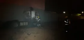 Imagem ilustrativa da imagem Caminhão pega fogo dentro de residência em Anápolis