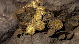 Imagem ilustrativa da imagem Moedas de ouro com mais de mil anos são encontradas por jovem