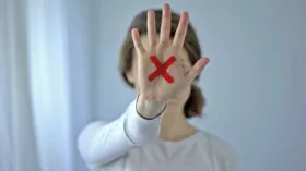 Imagem ilustrativa da imagem Sinal vermelho: Campanha lançada pelo CNJ para combater a violência doméstica