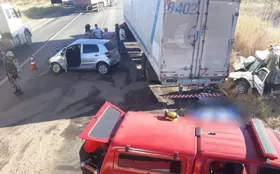 Imagem ilustrativa da imagem Acidente envolvendo carros e caminhão causam a morte de dois adultos e um bebê na BR-020