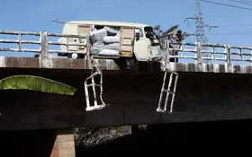 Imagem ilustrativa da imagem Motorista perde controle de van e quase cai no Rio Meia Ponte, em Goiânia