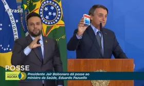 Imagem ilustrativa da imagem Bolsonaro exibe hidroxicloroquina durante posse de Pazuello
