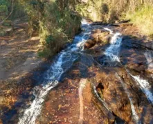 Imagem ilustrativa da imagem Adolescente morre ao cair de cachoeira de 15 metros em MG
