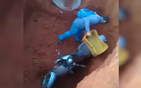 Imagem ilustrativa da imagem Motociclista cai em buraco gigante de obra em Goiânia