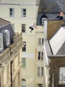 Imagem ilustrativa da imagem Jovem viraliza no TikTok, após publicar vídeo pulando de prédio sem usar proteção