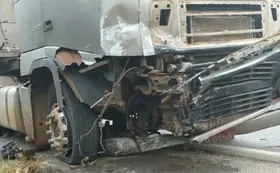 Imagem ilustrativa da imagem Acidente entre caminhão e carro faz três vítimas fatais
