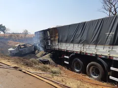 Imagem ilustrativa da imagem Após colisão, carro incendeia e motorista morre carbonizado