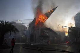 Imagem ilustrativa da imagem Critofóbicos destroem igrejas no Chile; Papa é cobrado a se manifestar