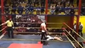 Imagem ilustrativa da imagem Lutador leva golpe no peito e morre em ringue de luta livre
