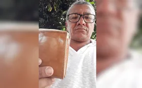 Imagem ilustrativa da imagem Itapuranga: Cortador de cana encontra carteira com R$ 8 mil em banco de praça e devolve ao dono