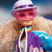 Imagem ilustrativa da imagem Edição comemorativa de show de Elton John é criada pela Barbie