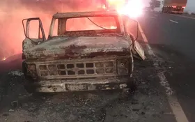 Imagem ilustrativa da imagem Caminhonete fica destruída após uma faísca de fogo em Itumbiara