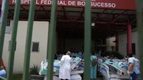 Imagem ilustrativa da imagem Paciente com Covid-19 morre ao ser transferida do Hospital Federal do Rio de Janeiro